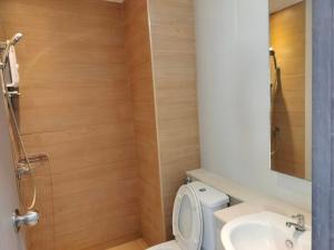 a bathroom with a toilet and a sink at ศูนย์อบรม Greatland Glamping Khao Yai Resort in Ban Tha Chang
