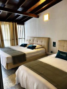 1 Schlafzimmer mit 2 Betten in einem Zimmer in der Unterkunft Hotel boutique San Pablo in Medellín