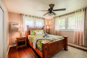 1 dormitorio con 1 cama y ventilador de techo en Hale Leilani - Hilo 3BR cold AC en Hilo