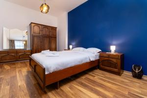 Postel nebo postele na pokoji v ubytování City Center Retro Chic Kapana 2-Bed Apartment