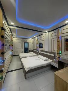 1 dormitorio con 1 cama grande y techo azul en Khách Sạn Nhà Đất en Ấp Bình Hưng