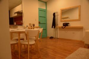 una cocina con mesa y sillas y una puerta verde en Cozy central apartment with mountain view, en Písac