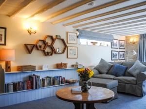 sala de estar con sofá y mesa en Orchard Barn en Salcombe