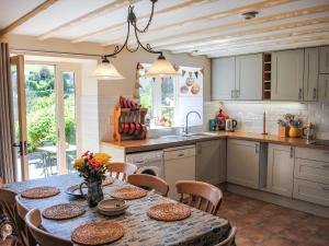Η κουζίνα ή μικρή κουζίνα στο Orchard Barn +37 φωτογραφίες