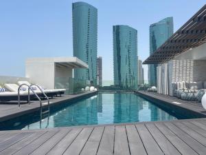 una piscina in una città con edifici alti di Bahrain Harbor Edge a Manama
