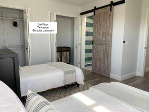 Ένα ή περισσότερα κρεβάτια σε δωμάτιο στο Be A Nomad - Vacay or Relocation Beach House