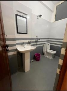 a bathroom with a sink and a toilet at Anvi Home Stay in Rishīkesh