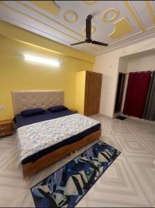 1 dormitorio con cama y techo en Anvi Home Stay, en Rishīkesh