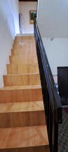 GeruntangにあるVallery homestayの木製の床の建物内の階段