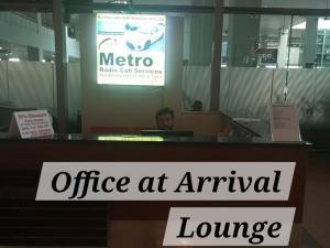 um escritório no salão da chegada com um sinal na janela em AIRWAYS B&B Islamabad Free Airport Pick and Drop em Islamabad