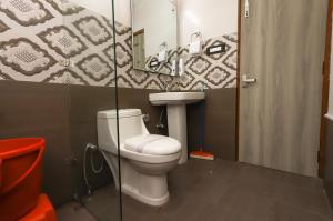 uma casa de banho com um WC e um lavatório em Hotel Grand Nest em Dharamshala