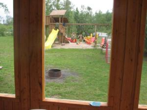 Blick auf einen Spielplatz durch ein Fenster in der Unterkunft Betula Lake Resort in Seven Sister Falls