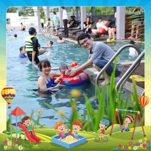 eine Gruppe von Personen im Wasser an einem Schwimmbad in der Unterkunft Ivory Villa & Resort in Hòa Bình