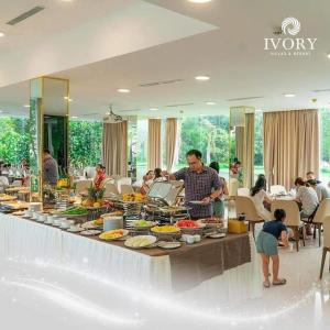 eine Gruppe von Menschen, die um ein Buffet stehen in der Unterkunft Ivory Villa & Resort in Hòa Bình