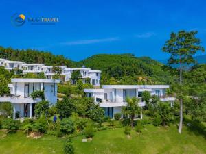 eine Luftansicht eines Resorts in der Unterkunft Ivory Villa & Resort in Hòa Bình