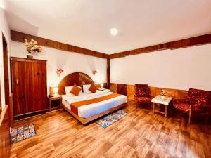 Ένα ή περισσότερα κρεβάτια σε δωμάτιο στο Raksha INN