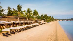 an einem leeren Strand mit Sonnenschirmen und Stühlen und dem Meer in der Unterkunft Bandara Resort and Spa, Samui in Bophut 