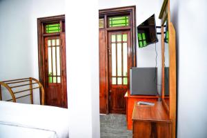 a living room with a tv and a bed and a room with a tvicter at Ella RV Heaven World Hotel in Ella