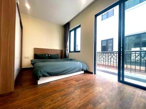 1 dormitorio con 1 cama y balcón en Homestay CX 8 -163, en Hòa Bình