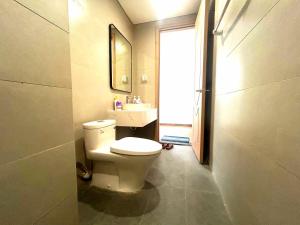 ein Bad mit einem WC und einem Waschbecken in der Unterkunft Homestay CX 8 -163 in Hòa Bình