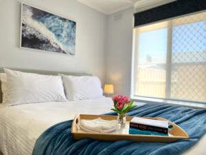 Ein Bett oder Betten in einem Zimmer der Unterkunft Hectorville Luxe Haven Suite