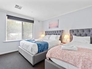 Ein Bett oder Betten in einem Zimmer der Unterkunft Hectorville Luxe Haven Suite