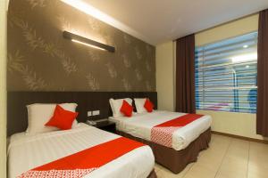 Un pat sau paturi într-o cameră la OYO 837 Hotel Bei King