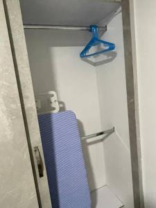 een badkamer met een handdoekenrek en een blauw voorwerp bij Tu casa en Cali. in Cali