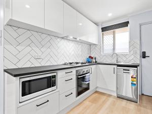 Küche/Küchenzeile in der Unterkunft Hectorville Luxe Haven Suite