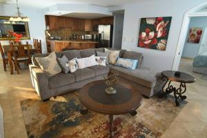 uma sala de estar com um sofá e uma mesa em Rosarito Ocean View Paradise 12th Floor em Popotla