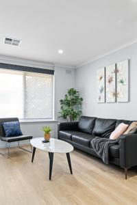 Ein Sitzbereich in der Unterkunft Hectorville Luxe Haven Suite