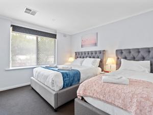 Ein Bett oder Betten in einem Zimmer der Unterkunft Hectorville Luxe Haven Suite