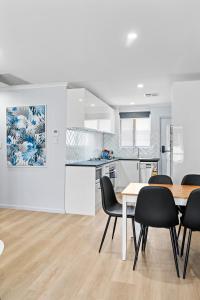 Küche/Küchenzeile in der Unterkunft Hectorville Luxe Haven Suite