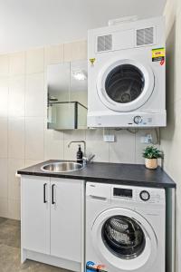 Küche/Küchenzeile in der Unterkunft Hectorville Luxe Haven Suite