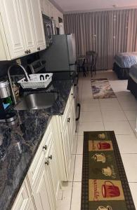 Imagen de la galería de Ocean front studio with balcony, en Sunny Isles Beach