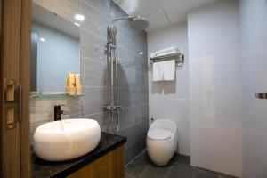 Ванна кімната в FIRST Studio Hotel Da Nang