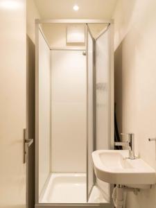 een badkamer met een douche en een wastafel bij B & B Longhin in Maloja
