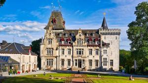 un gran castillo con una torre encima en Het Uilennest in Durbuy, en Durbuy