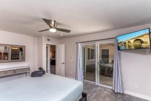 um quarto com uma cama e uma televisão de ecrã plano em Pool Spa Fire Pit Pets Ensuite Bathrooms em Lake Havasu City