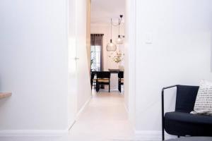 Χώρος καθιστικού στο Stunning Northbridge Townhouse W Off St Parking