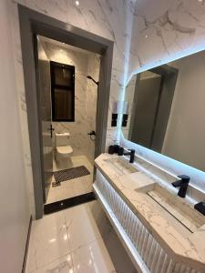 a bathroom with a sink and a toilet in it at سويت في حي مشرفه في شارع فلسطين in Jeddah