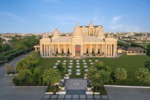 Sheraton Grand Palace Indore في إندوري: اطلالة جوية على قصر فيه نخيل