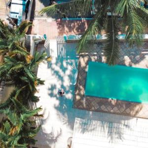 an overhead view of a swimming pool with palm trees at Pousada Oceanic in Arraial do Cabo