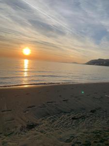 un tramonto sulla spiaggia con il tramonto di Ilirian Hotel a Lezhë (Alessio)