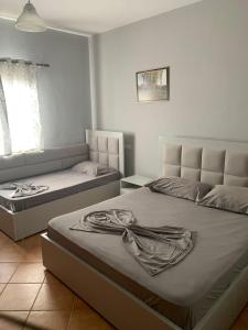 um quarto com 2 camas e uma janela em Ilirian Hotel em Lezhë
