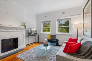 sala de estar con sofá y chimenea en Elegant 1-Bed CBD Apartment with Sunroom Study, en Melbourne