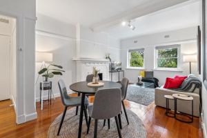comedor y sala de estar con mesa y sillas en Elegant 1-Bed CBD Apartment with Sunroom Study, en Melbourne