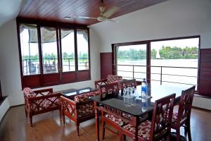 Aqua Castle Houseboat - by Aqua Jumbo Houseboats的阳台或露台