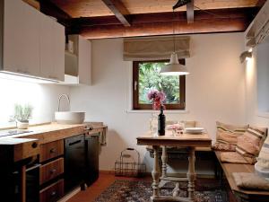 eine Küche mit einem Tisch und einem Sofa in einem Zimmer in der Unterkunft Bergwiesen - Studio House 