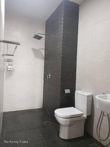 Ένα μπάνιο στο The Family Troika - 1 Bedroom -